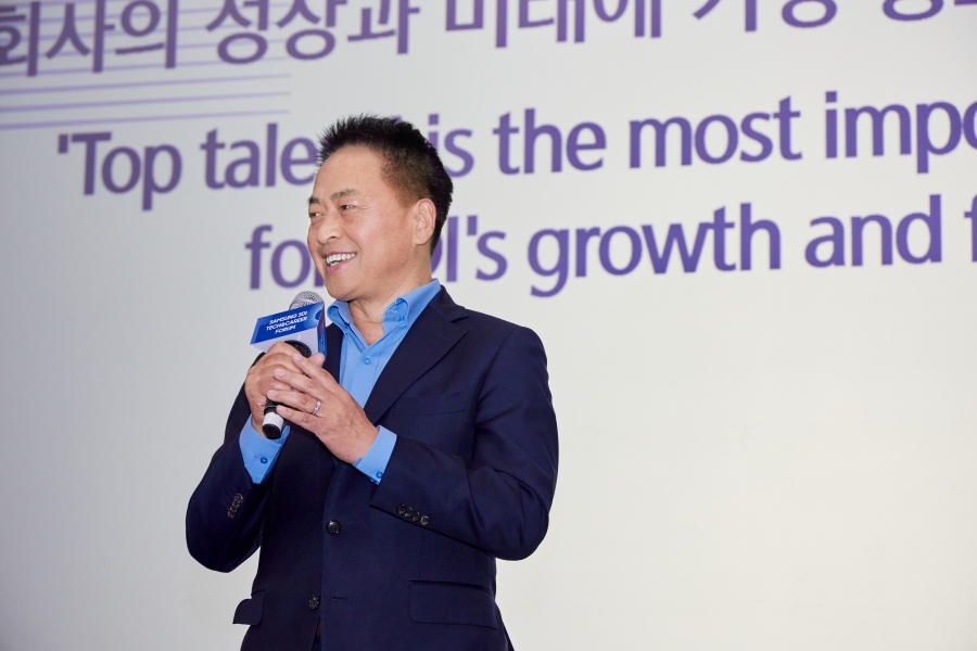 최윤호 삼성SDI 대표이사 사장이 12일(현지시간) 영국 런던에서 열린 'Tech & Career Forum'에서 환영사를 발표하고 있다.